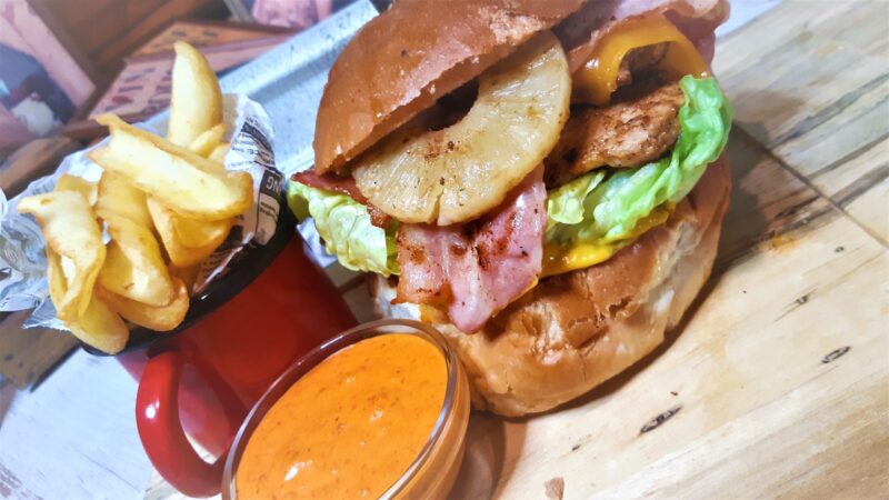 Csirkeburger - Chipsburgonyávalal és házi szósszal