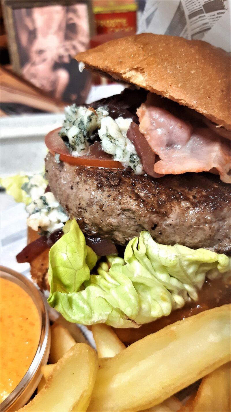 Lilaburger - Chipsburgonyával és házi szósszal