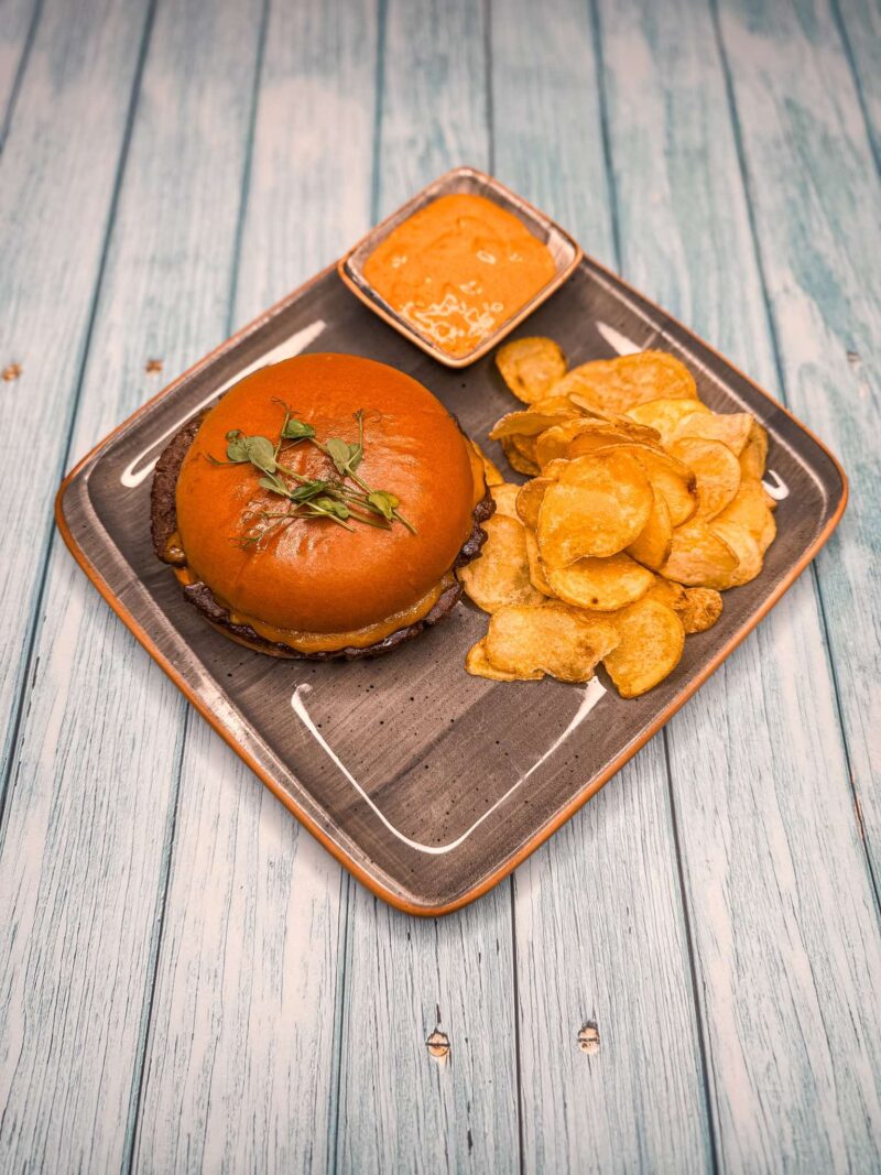 Korona smashburger, chipsburgonyával old school szósszal