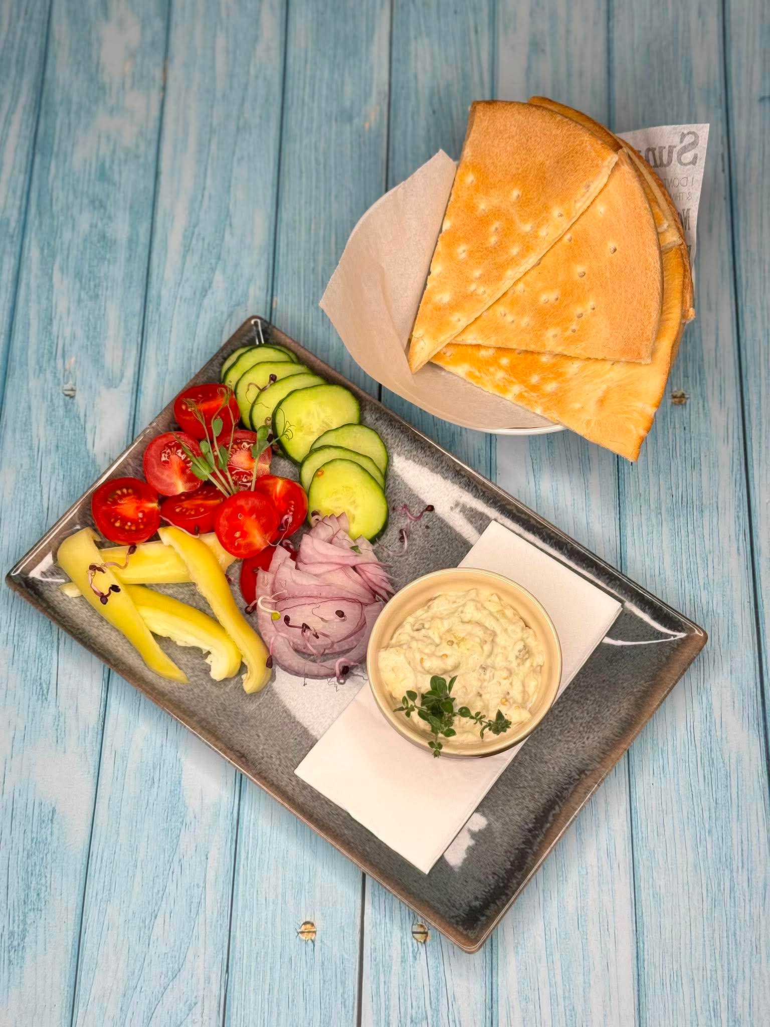 Padlizsánkrém friss zöldségekkel, pizzakenyérrel tálalva